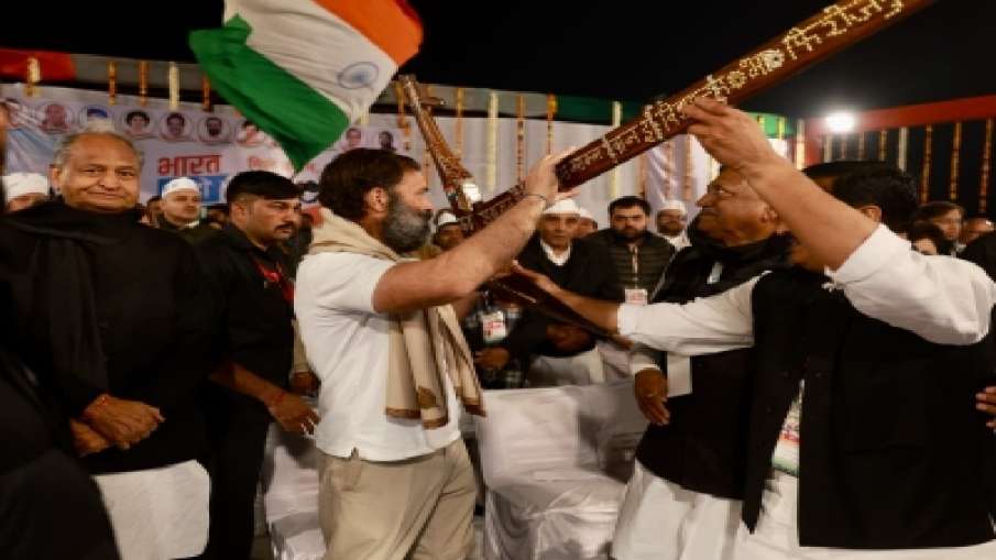 राहुल गांधी ने मंच पर मौजूद सभी प्रदेश नेताओं को एक-एक कर गले लगाया। - India TV Hindi