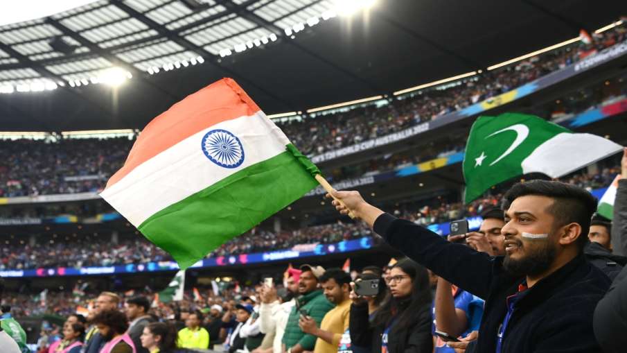 Cricket fans with India and Pakistan flags- India TV Hindi