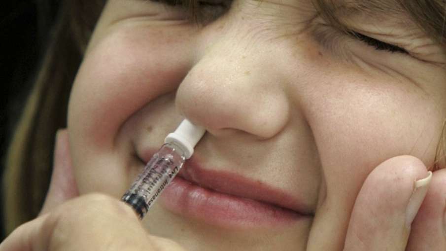 नेजल वैक्‍सीन को नाक के जरिये स्‍प्रे करके दिया जाता है।- India TV Hindi