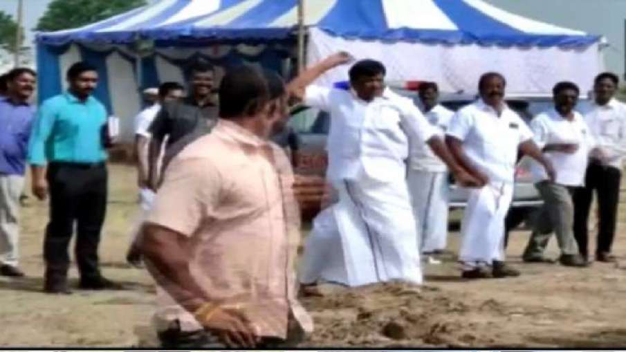 तमिलनाडु के मंत्री ने अपने कार्यकर्ताओं को मारे पत्थर - India TV Hindi