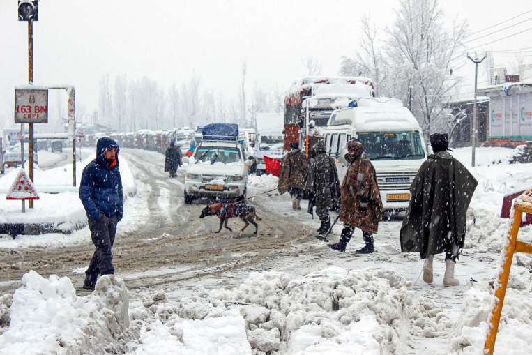 जम्मू कश्मीर में भारी बारिश, बर्फबारी और हिमस्खलन की चेतावनी- India TV Hindi