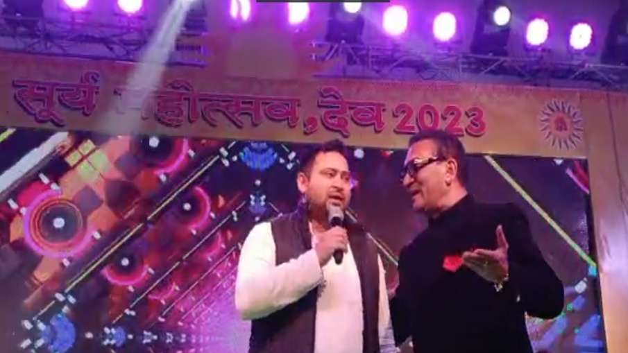 जब तेजस्वी यादव ने गायक अभिजीत के साथ स्टेज पर गाए रोमांटिक फिल्मी गाने- India TV Hindi