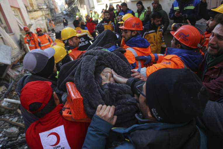 People being pulled alive from the rubble of the Turkey earthquake (File) - India TV Hindi