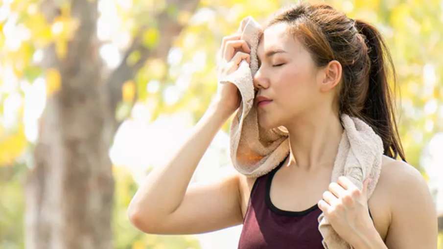 Excessive sweating in hair - India TV Hindi