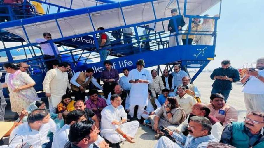 कांग्रेसी नेता एयरपोर्ट पर ही धरने पर बैठै।- India TV Hindi