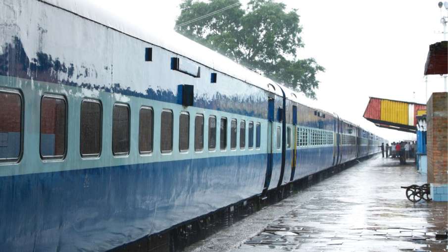 Train Upper Berth- India TV Paisa