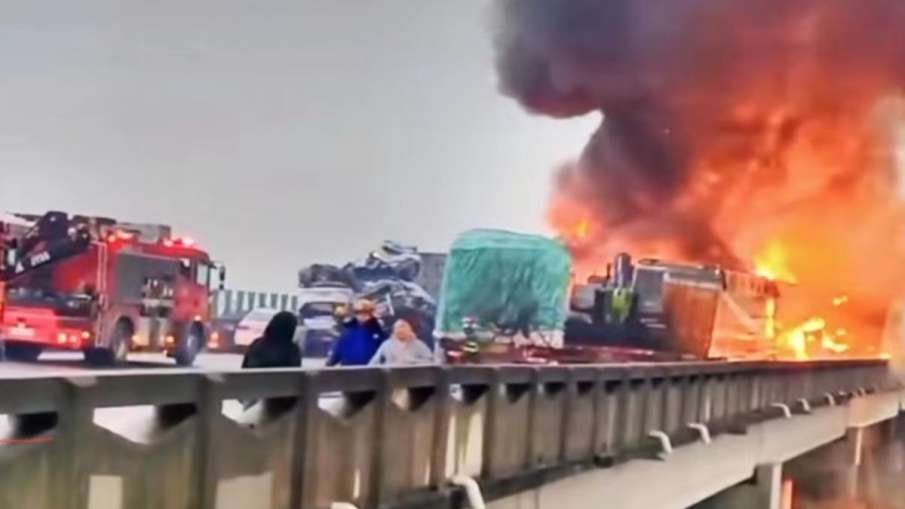 चीन में वाहनों की टक्कर के बाद लगी आग (फाइल)- India TV Hindi