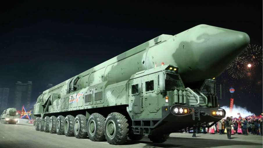 उत्तर कोरिया के परेड में शामिल हुई परमाणु मिसाइल- India TV Hindi