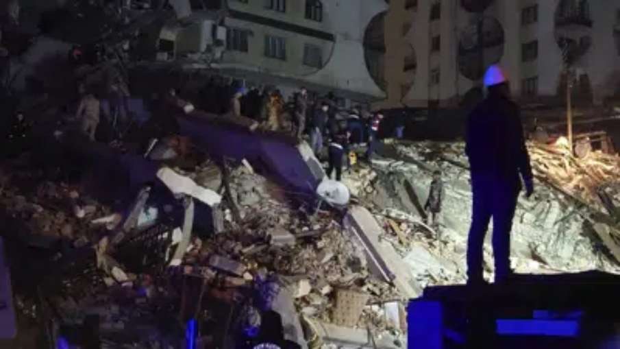भूकंप के झटके इतने तेज थे कि भरभरा कर गिर गईं बहुमंजिला इमारतें।- India TV Hindi