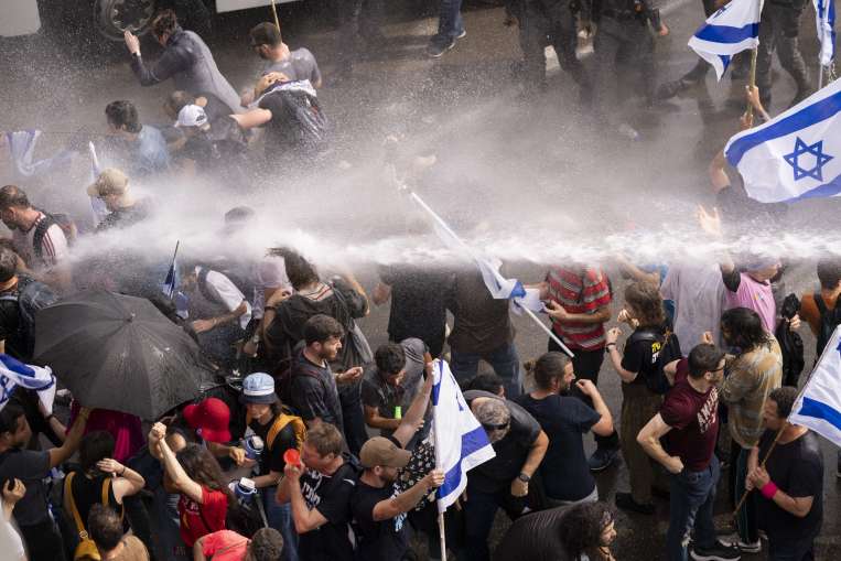 Israel: Law passed to save Netanyahu, vigorous protests continue, many arrests, jam on highway