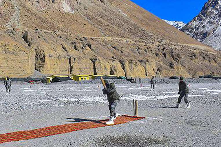 लद्दाख क्षेत्र में क्रिकेट खेलते भारतीय सेना के जवान- India TV Hindi
