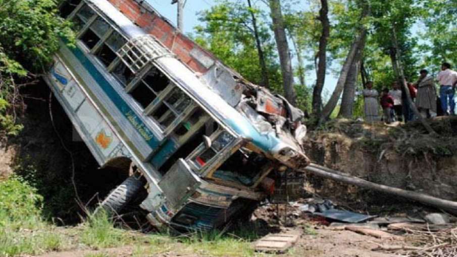Tragic accident in Jammu and Kashmir's Pulwama, 4 people of Habhar killed in bus accident, 28 injured - India TV Hindi