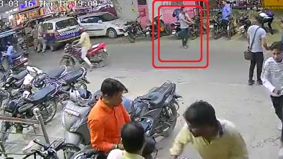पुलिस की बंदूक छीनकर भीड़ में दौड़ता रहा शख्स - India TV Hindi