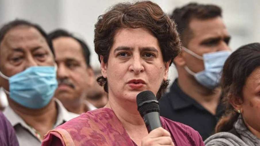 'Our family has watered democracy with blood', Priyanka Gandhi lashes out at Rahul Gandhi's punishment - India TV Hindi