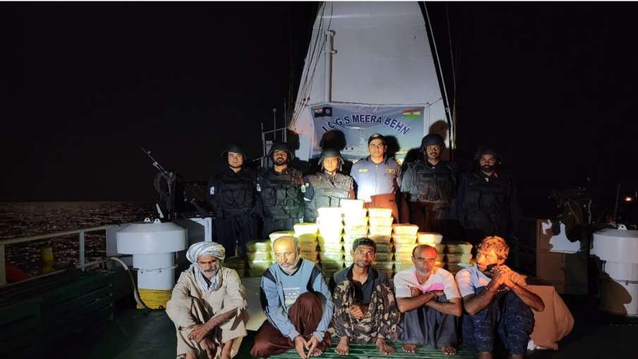 INDIAN COAST GUARD & ATS Joint operation to catch iranian boat who carry 425 CRS WORTH DRUGS - India TV Hindi