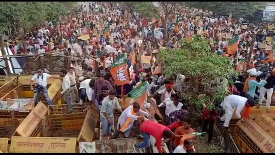 विधानसभा का घेराव करते हुए बीजेपी कार्यकर्ता- India TV Hindi