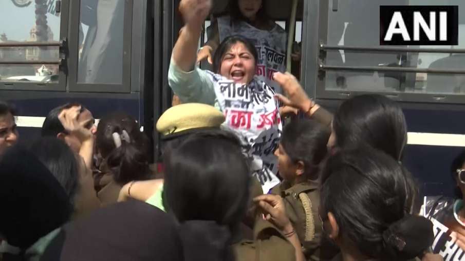 Women Congress workers turned aggressive on Chinese Foreign Minister's visit to India - India TV Hindi