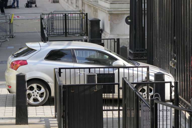 Car crashes into UK PM Rishi Sunak's 10 Downing Street residence gate - India TV Hindi
