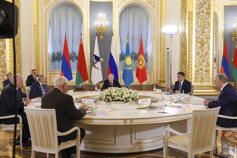 Russian President Vladimir Putin talks with the leaders of Armenia and Azerbaijan - India TV Hindi
