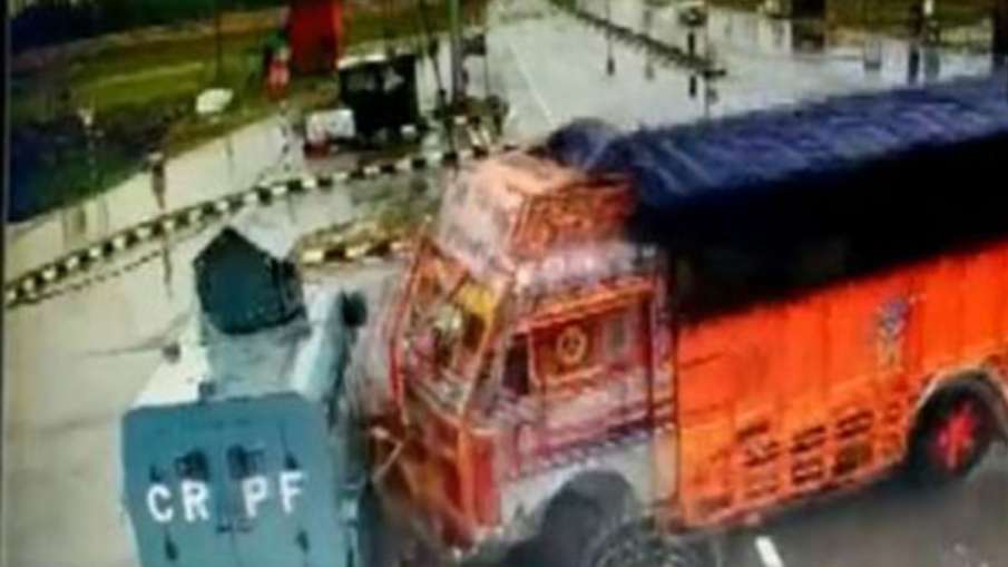 Speeding truck rams into CRPF vehicle - India TV Hindi