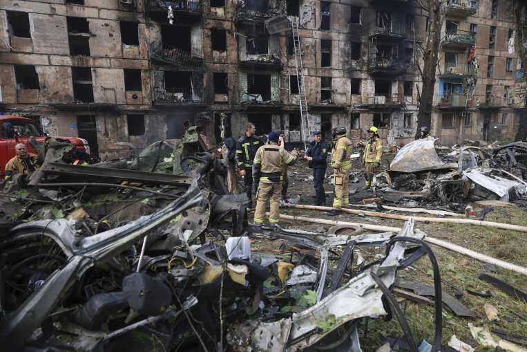रूसी हमले में तबाह यूक्रेनी इमारत- India TV Hindi