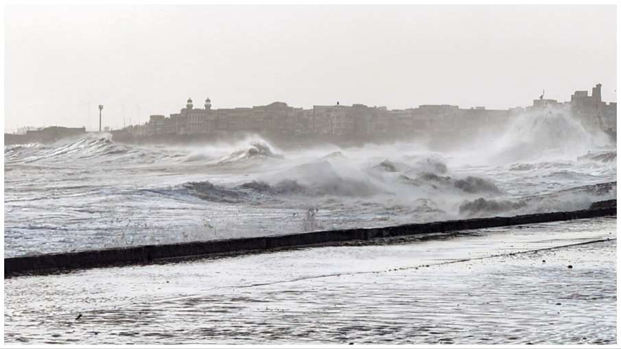 Landfall of Cyclone Biparjoy in Jakhou Port in Gujarat 5 meter high waves rising in the sea- India TV Hindi