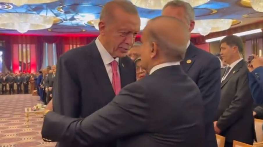 Shehbaz Sharif was overshadowed by the imitation of PM Modi, when he went to hug, the President of Turkey told his status - India TV Hindi