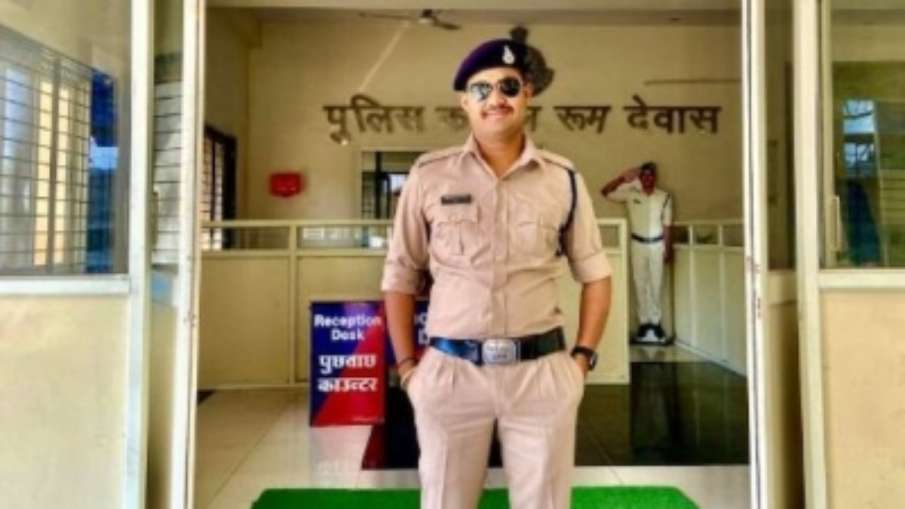 पुलिसकर्मी ने दी जान- India TV Hindi