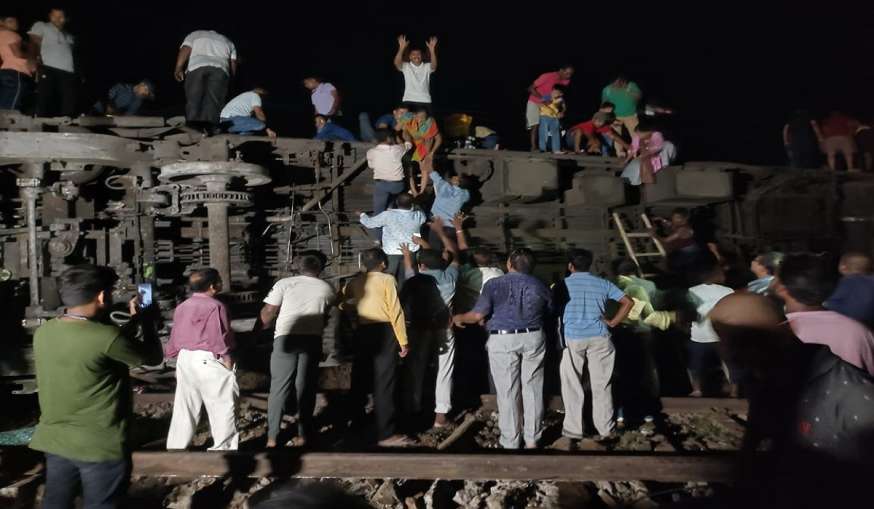 Coromandel Express crashes - India TV Hindi