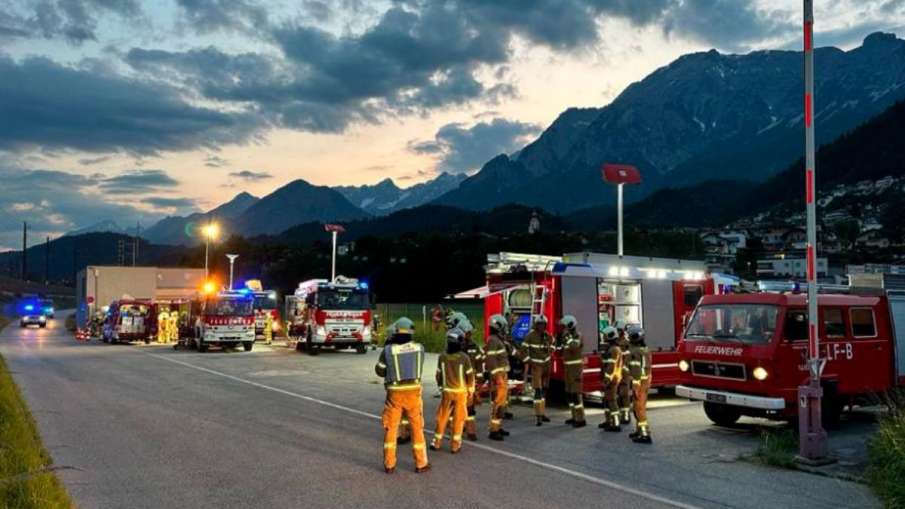 Firefighters dousing a fire in a rail tunnel in Austria (symbolic) - India TV Hindi