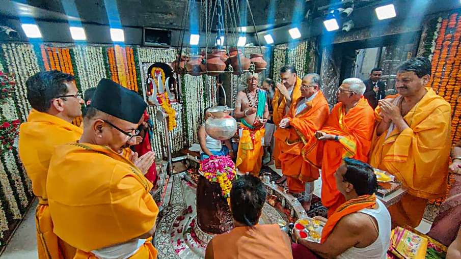उज्जैन के महाकाल दरबार में पूजन और आरती करते नेपाल के प्रधानमंत्री पुष्प कमल दहल प्रचंड- India TV Hindi