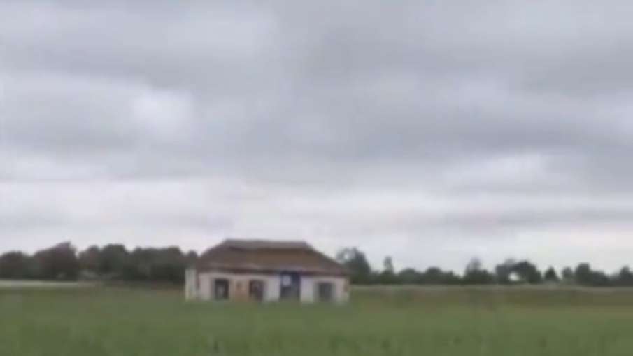 यूक्रेन में भागते हुए घर की तस्वीर कैमरे में कैद- India TV Hindi
