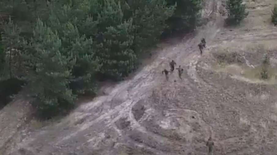 अपने साथी फौजियों को ही दौड़ाकर गोली मारते रूसी सैनिक- India TV Hindi