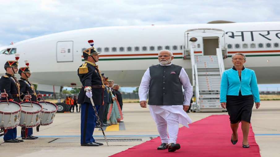 ফ্রান্সে পৌঁছানোর সঙ্গে সঙ্গেই টুইট করেন প্রধানমন্ত্রী মোদি, এই বিশেষ কথা বলেছেন, ভারতীয় সম্প্রদায়ের সঙ্গেও কথা বলবেন
