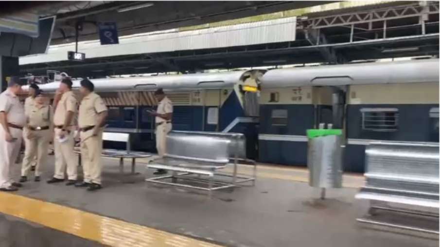 चलती ट्रेन में फायरिंग- India TV Hindi