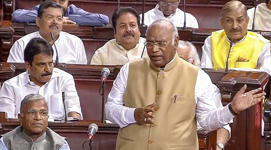 Jagdeep Dhankhar replied to Mallikarjun Kharge in rajya sabha said I don't get angry I am married fo- India TV Hindi