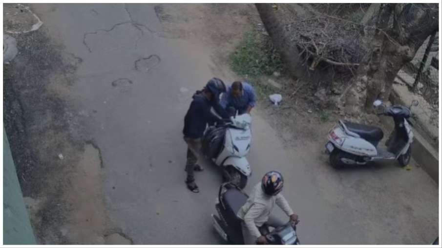 Two miscreants who came from scooty looted by showing weapons, incident captured in CCTV