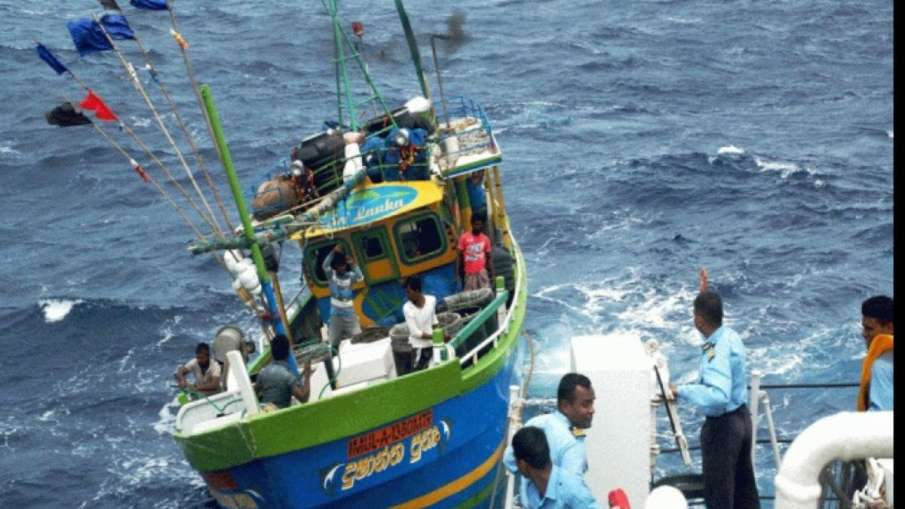 Sri Lanka forgot all the help?  Sri Lankan Navy apprehends 10 Indian fishermen;  boat seized