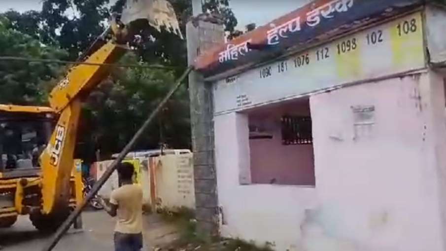 Police Station Bulldozer - India TV Hindi.