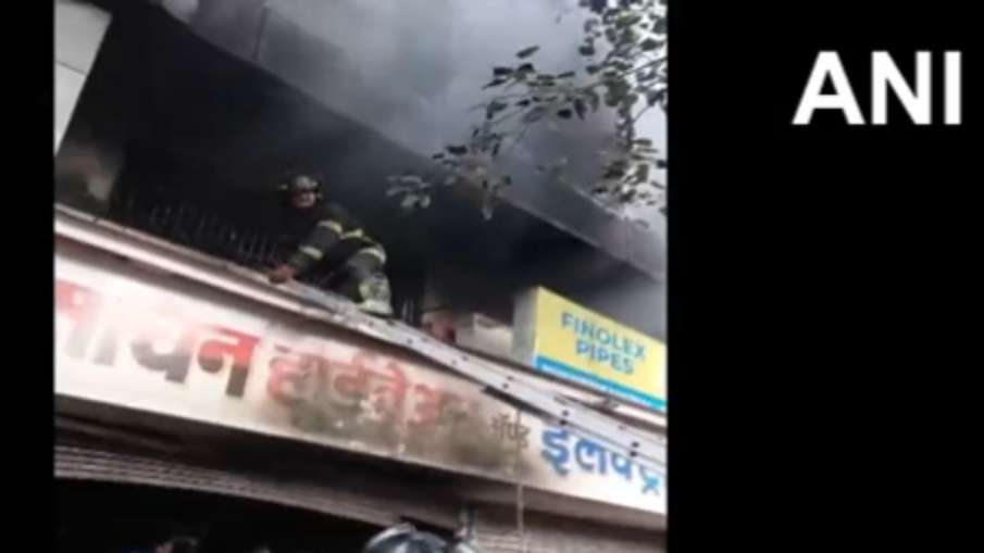 पुणे में एक इलेक्ट्रिक हार्डवेयर की दुकान में लगी भीषण आग- India TV Hindi