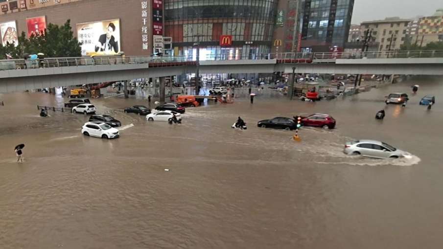 चीन में बाढ़ का दृश्य- India TV Hindi