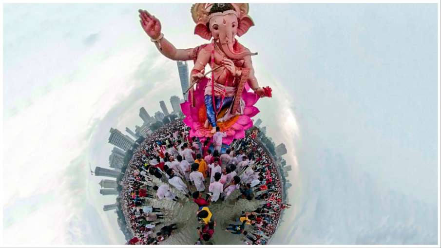 Hyderabad Police personnel dance during the Ganesh Visarjan procession at Tank Bund in Hyderabad- India TV Hindi