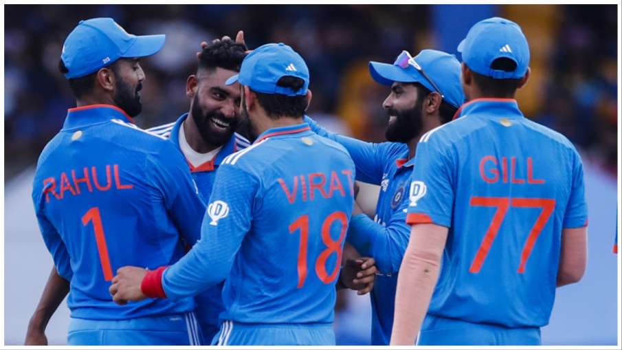 टीम इंडिया के साथ मोहम्मद सिराज - इंडिया टीवी हिंदी