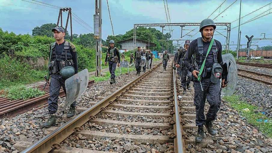 रेल रोको आंदोलन के दौरान ट्रैक की निगरानी करते जवान- India TV Hindi