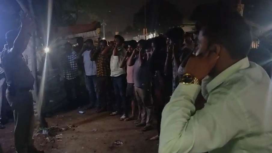 शराब पीने के खिलाफ पुलिस की अनोखी कार्रवाई- India TV Hindi