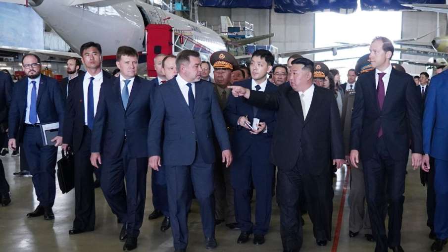 रूस में परमाणु बमवर्षक विमानों को देखते उत्तर कोरिया के नेता किम जोंग उन।- India TV Hindi