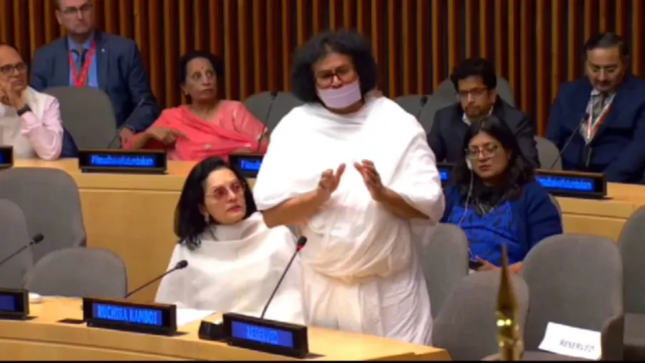 संयुक्त राष्ट्र में आयोजित सम्मेलन को संबोधित करते जैन आचार्य लोकेश मुनि- India TV Hindi