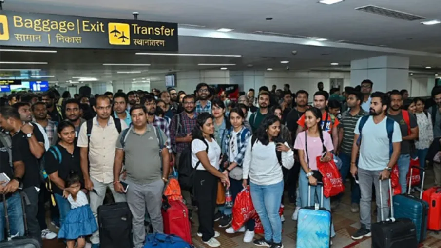 इजराइल से वापस मंगाया गया भारतीय।  - इंडिया टीवी हिंदी